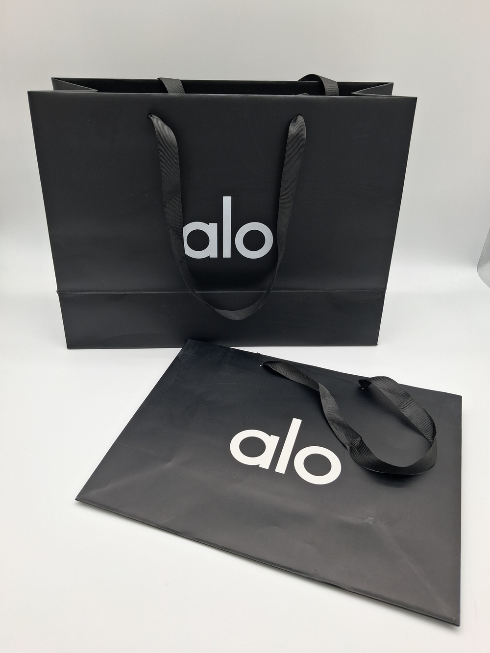 ALO Yoga Black Shopping Gift Bags Set of 2 Large & Oversized Ribbon Handles EUC